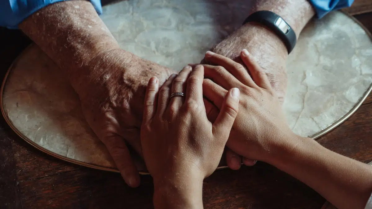 Mourir seul, loin de ses proches, une épreuve qui appelle notre solidarité
