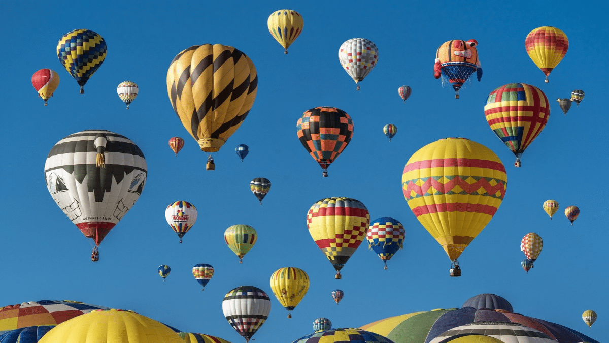 Tourisme saharien : spectacle inédit de montgolfières dans le ciel de Timimoun