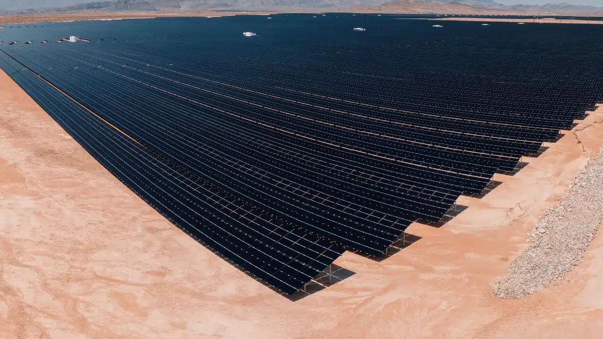 L’Algérie inaugure la deuxième plus grande centrale solaire en Afrique
