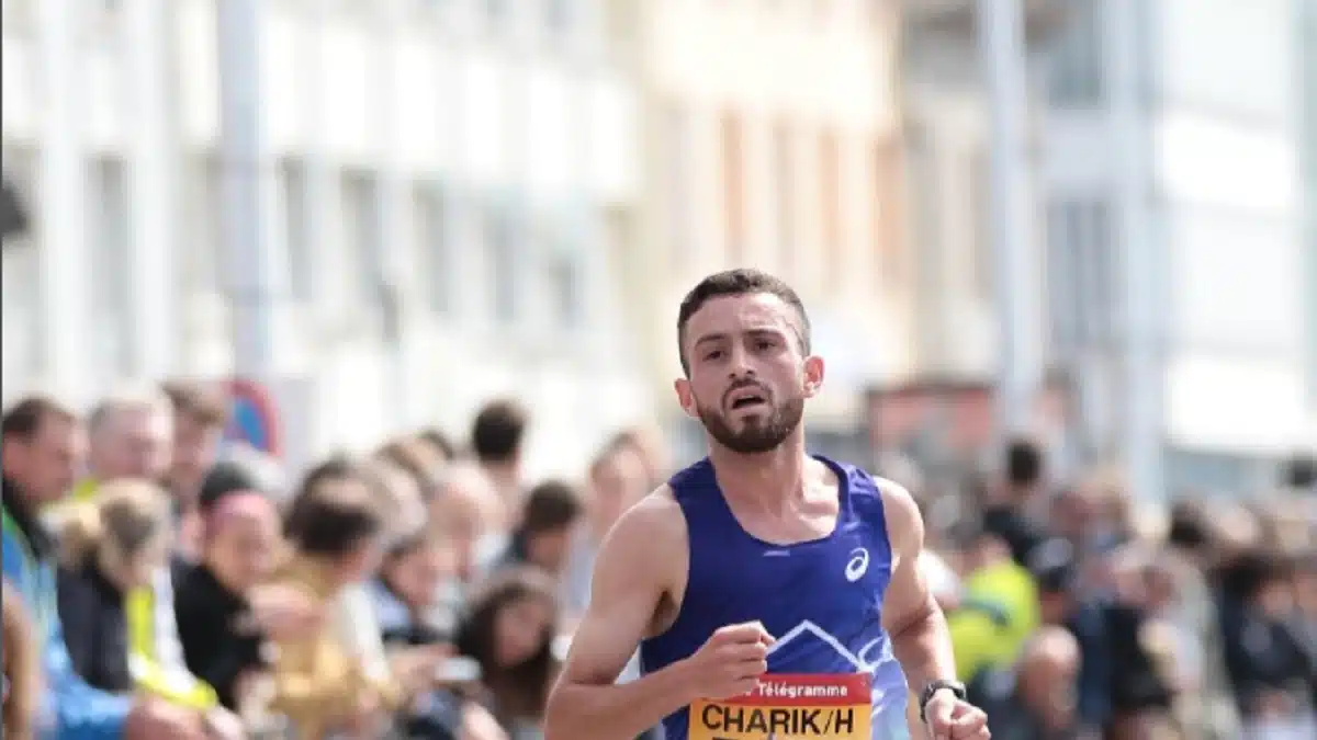 Abderrazak Charik : une 3e place et un geste spectaculaire au semi-marathon de Paris