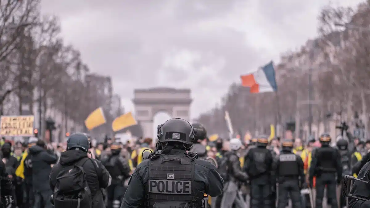 Manifestations de lycéens en France : appels à ne pas brandir le drapeau algérien